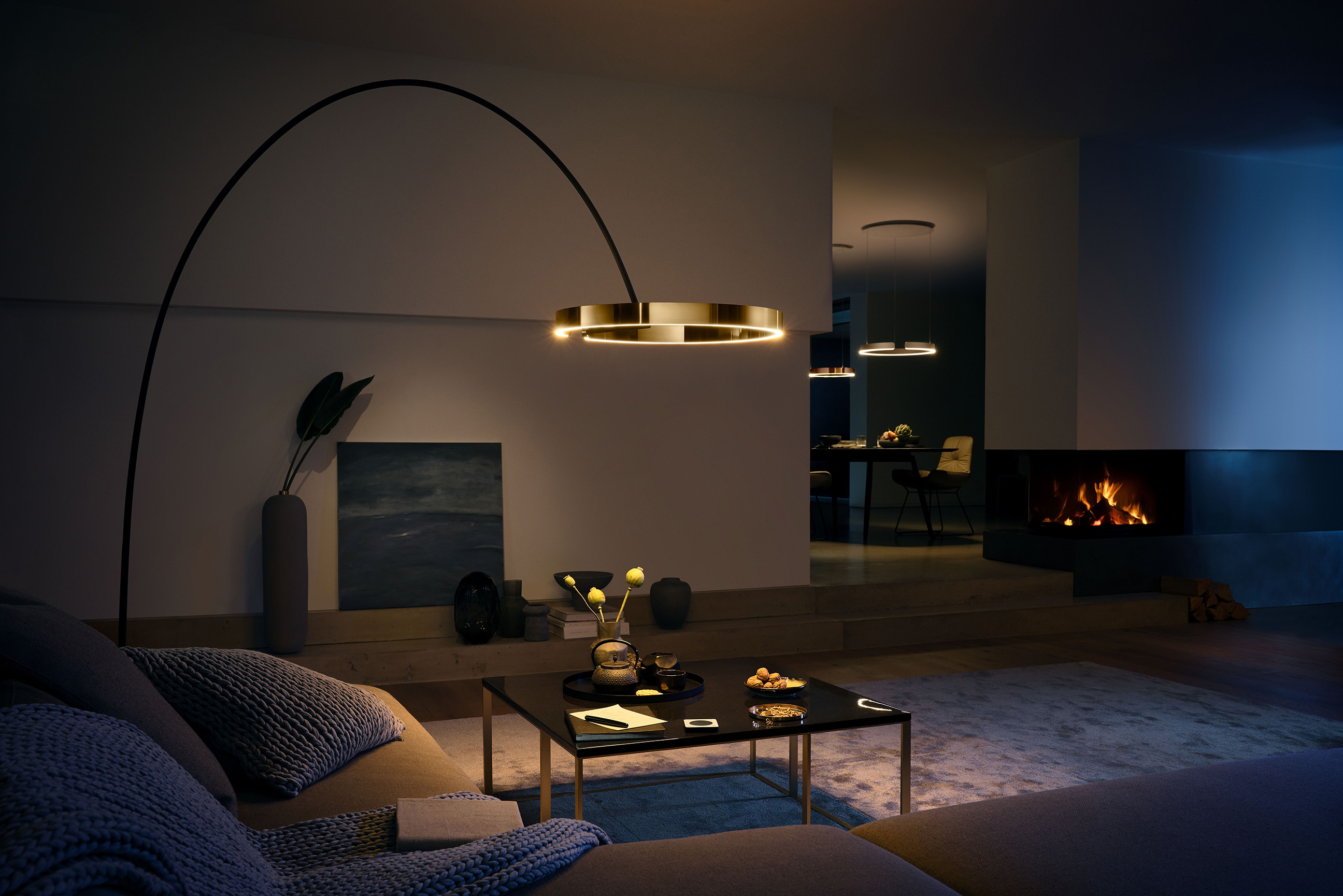 Stehleuchte Mito largo bronze in Wohnzimmer-Situation