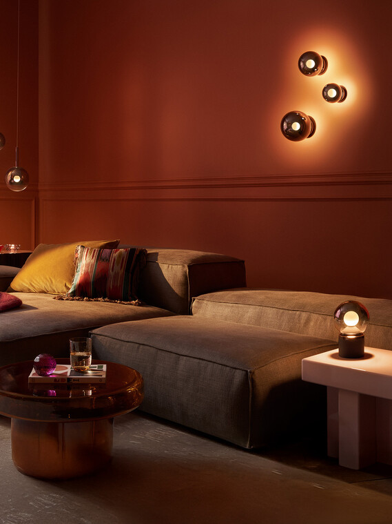 Occhio Luna sospeso Luna scura Luna pura Design glas LED luminaire in eclectic apartment