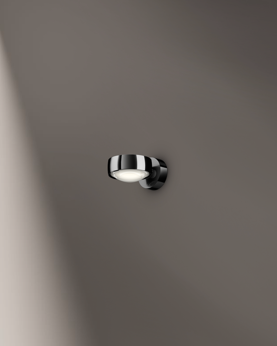 Occhio Sento verticale wall luminaire on gray backround