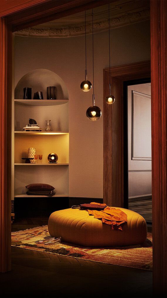 Occhio Luna sospeso Luna basso Luna sogno Design LED luminairs in eclectic studio apartment